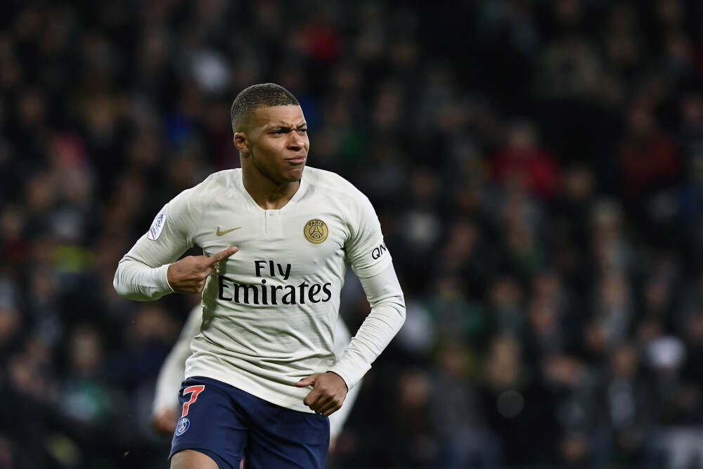 福登带家人到芬兰度假：体验雪橇、与北极光合影、近距离接触驯鹿